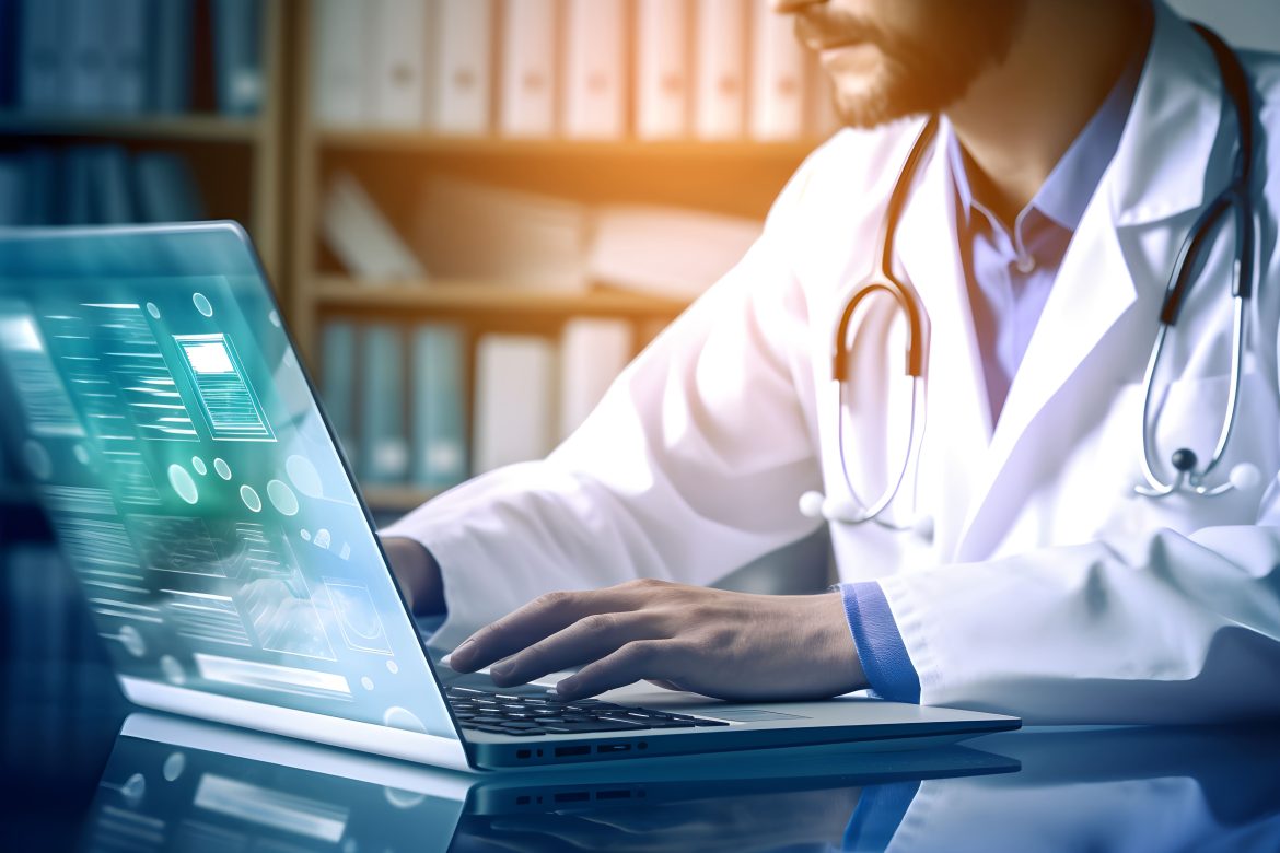 Médecin utilisant un ordinateur pour gérer les données de santé conformément à la certification HDS laboratoire médical