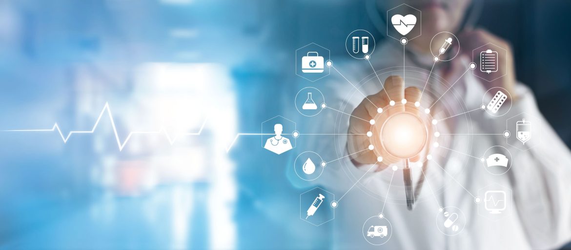 Médecin interagissant avec une interface numérique connectée à des icônes médicales, illustrant l'hébergement HDS pour laboratoire de biologie