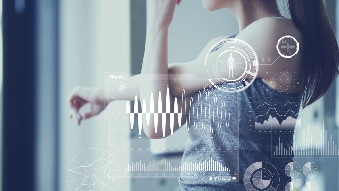 Femme utilisant une interface technologique avec des données médicales et graphiques, illustrant l'hébergement HDS pour laboratoire de biologie