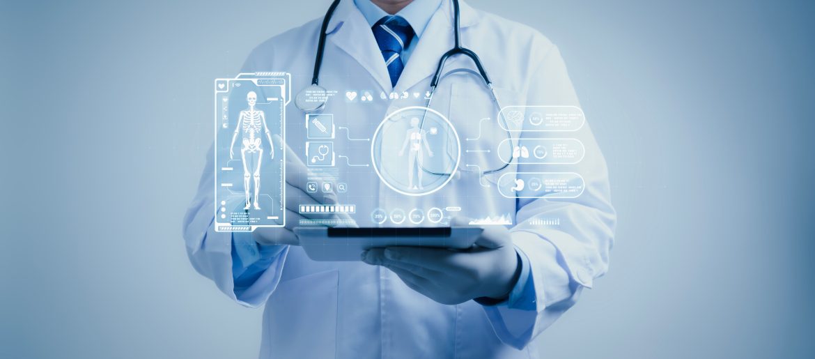 Professionnel de santé consultant une tablette avec une interface numérique affichant des données médicales.